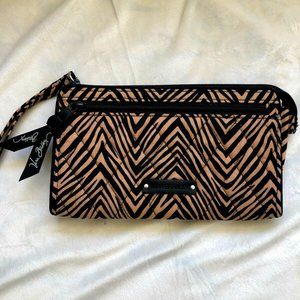 😀😀🦓VERA BRADLEY FRONT ZIP WRISTLET IN ZEBRA🦓🦓🦓💖💖